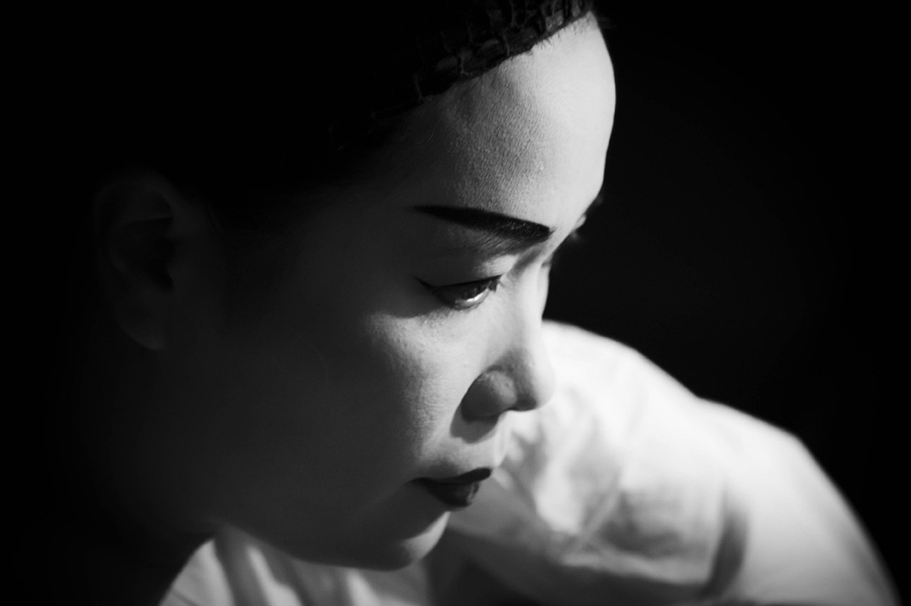 揭秘影視表演中的真實(shí)與虛構(gòu)，演員演吻戲是否真吻？