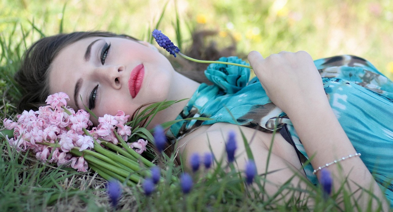 藍(lán)色動(dòng)漫女生的魅力世界探索