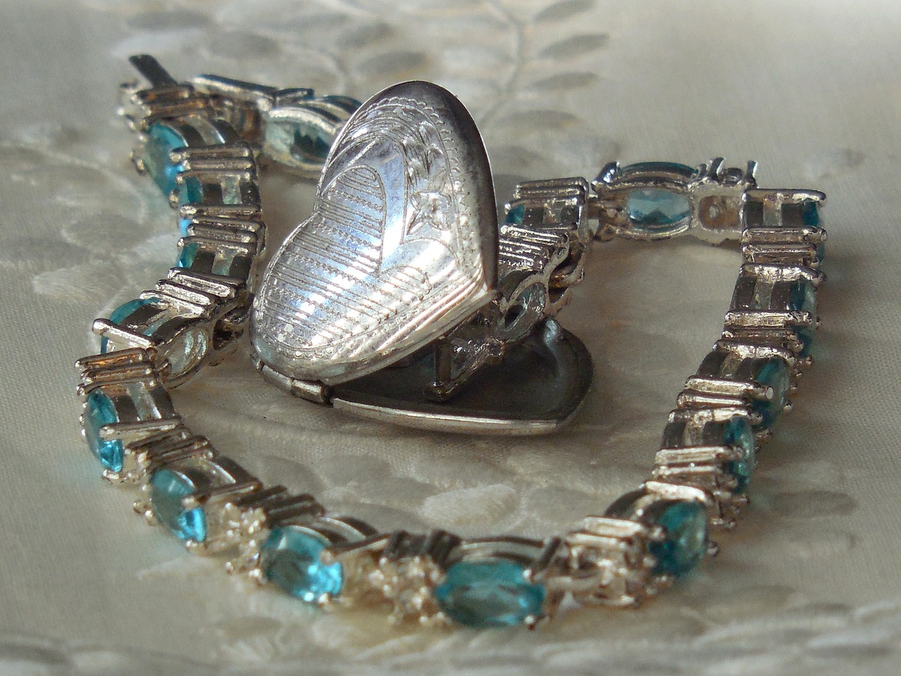 二次元魅力風(fēng)采,動(dòng)漫男生頭像圖片大探索