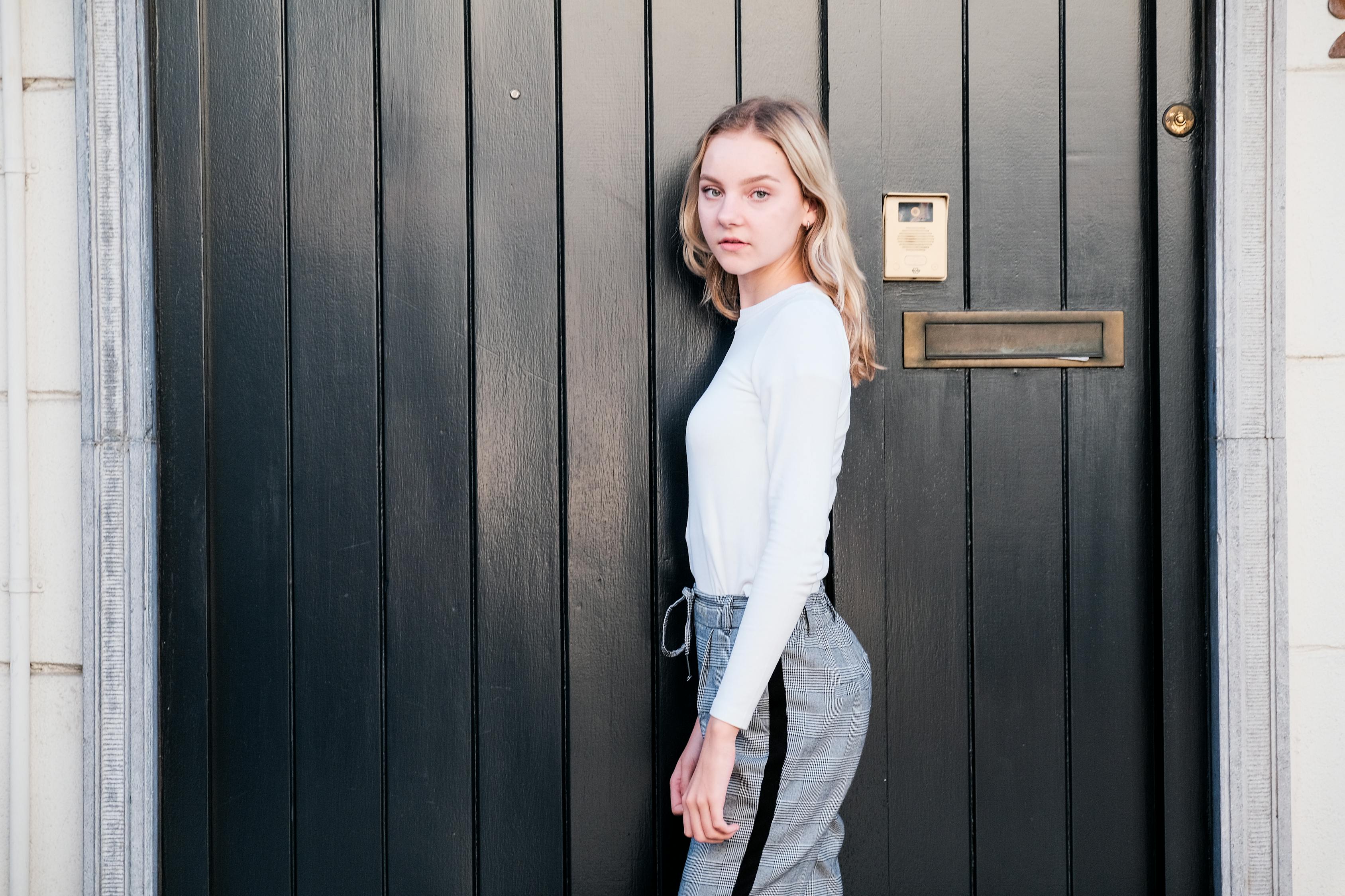 明星皮衣風(fēng)采,時(shí)尚與個(gè)性的完美融合圖片展示