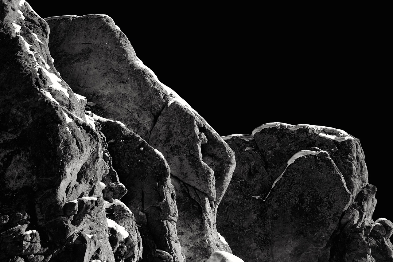 攀巖墻比賽，挑戰(zhàn)極限，展現(xiàn)風(fēng)采身手