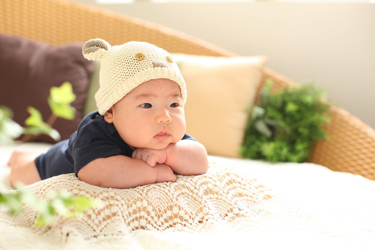 關于嬰幼兒觀看電視的利弊分析與探討,嬰兒能否看電視?家長必看指南!