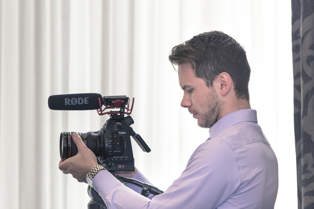 成人在線電影網(wǎng),探索、爭(zhēng)議與反思的視界