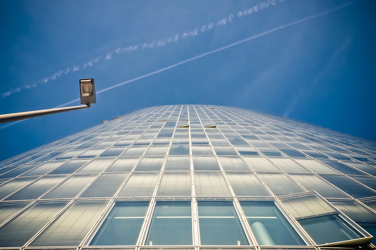 Title: 上市公司在現(xiàn)代經(jīng)濟(jì)中的角色與影響,以英文視角探討其重要性