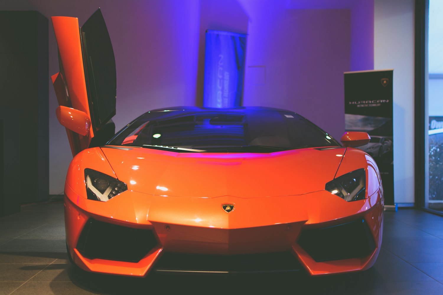 蘭博基尼價格揭秘，豪華跑車市場定位與價值深度解析